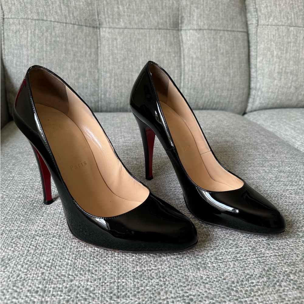 Classic Louboutin black patent heels. Size 38.